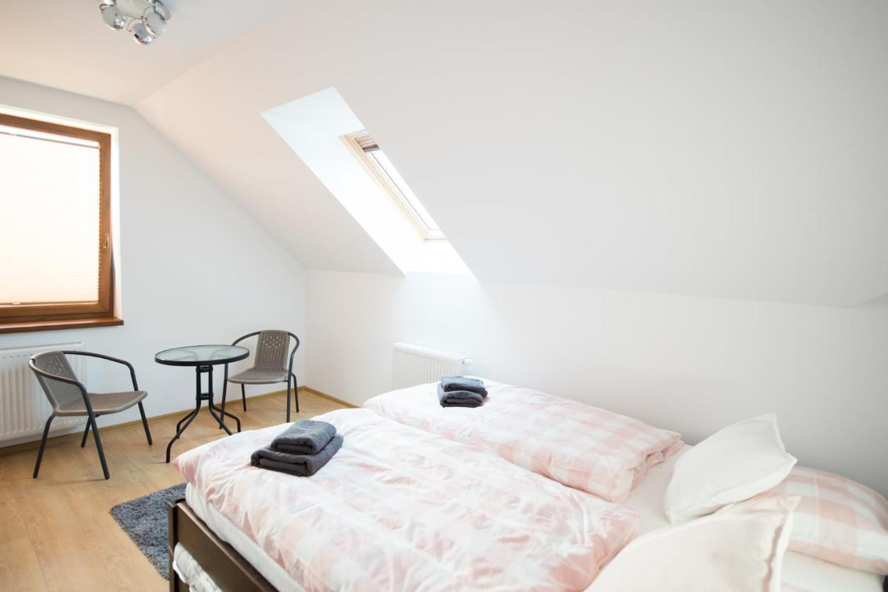 Apartament z aneksem kuchennym i jasnym salonem